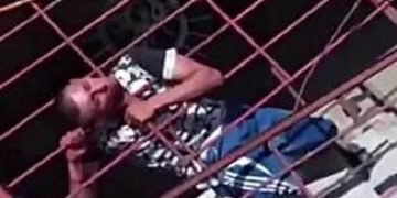 Peria Yang Hendak Mencuri Kepalanya Tersangkut Dipagar