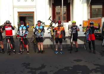 Polisi Surabaya Semangat Selama Pandemi Dalam Berikan Motivasi Untuk Warga