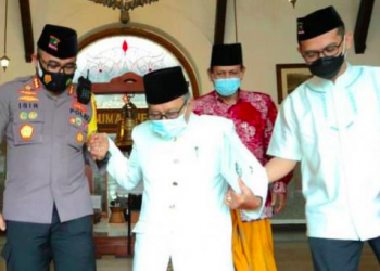 Polisi Surabaya Gelorakan Surabaya Wani Bangkit Dengan Santri Bermasker