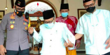 Polisi Surabaya Gelorakan Surabaya Wani Bangkit Dengan Santri Bermasker