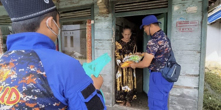 Wujudkan Polri Presisi Polairud Polres Tanah Laut Berbagi Dengan Warga Kurang Mampu