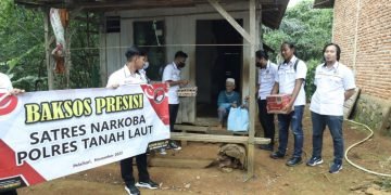 Satresnarkoba Polres Tanah Laut Berbagi Dengan Warga Pada Program Jumat Berkah