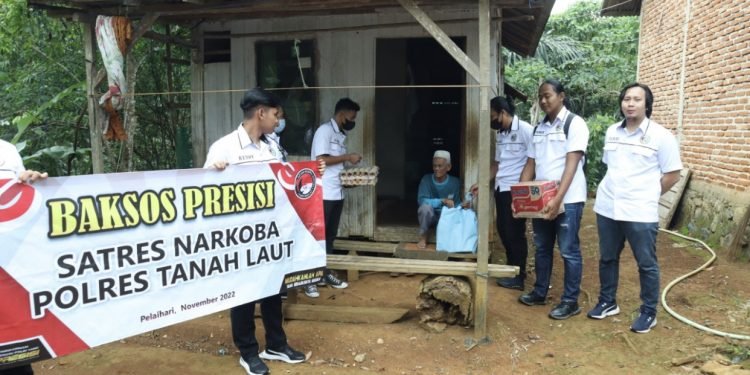Satresnarkoba Polres Tanah Laut Berbagi Dengan Warga Pada Program Jumat Berkah