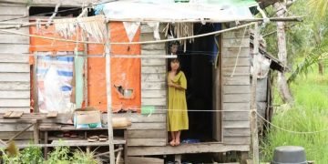 Bedah Rumah, Kapolres Tanah Laut Bantu Tiang Pondasi Rumah Ibu Ismawati