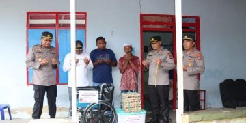 Kapolres Tanah Laut Secara Lansung Menyerahkan Bantuan Sembako Dan Kursi Roda Buat Penyandang Disabilitas