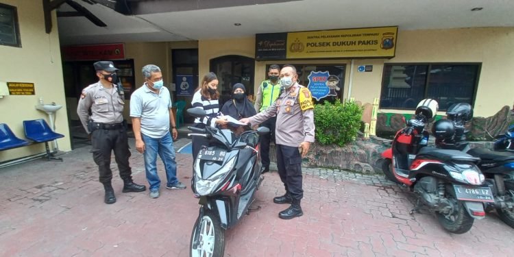 Kapolsek Dukuh Pakis Serahkan Sepeda Motor Hasil Curanmor Kepada Pemilik