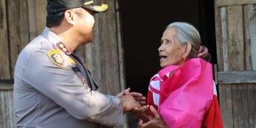 Kapolres Tanah Laut Bagikan Lansung Bantuan Untuk Warga