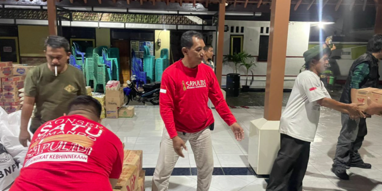Relawan Sapulidi Nusantara Distribusikan Bantuan Bagi Warga Terdampak Banjir di Sumbermanjing Wetan
