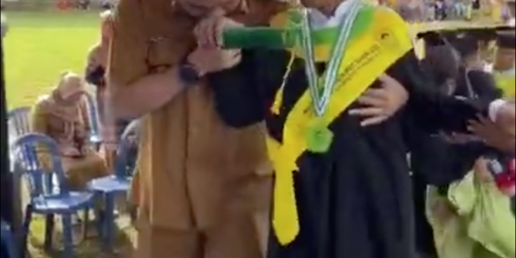 Gendong Dan Cium Santri Disabilitas Aksi Wabup Tanah Laut Tuai Pujian