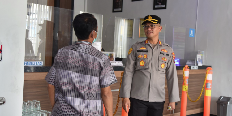 Kapolres Bondowoso Sidak Kantor Satpas Dan Sapa Warga Disana