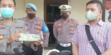 Kanit Reskrim Polsek Sukolilo Menyerahkan Sepeda Motor yang di Rampas Pelaku Kepada Korbannya