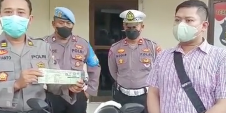 Kanit Reskrim Polsek Sukolilo Menyerahkan Sepeda Motor yang di Rampas Pelaku Kepada Korbannya