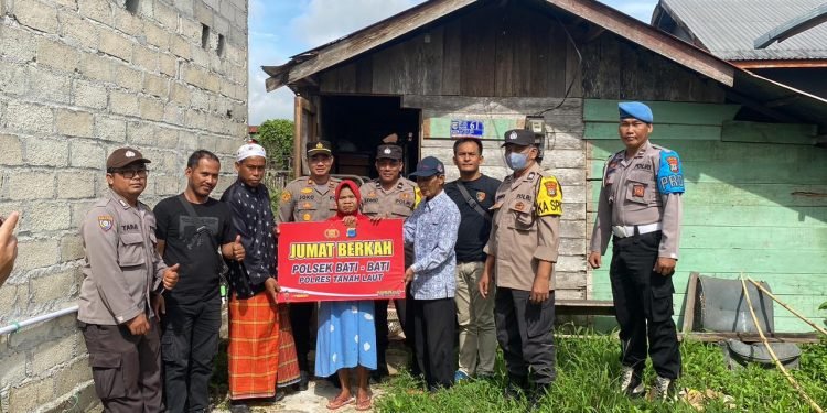 Jumat Berkah Polsek Bati Polres Tanah Laut Berbagi Dengan Warga Kurang Mampu Dan Disabilitas