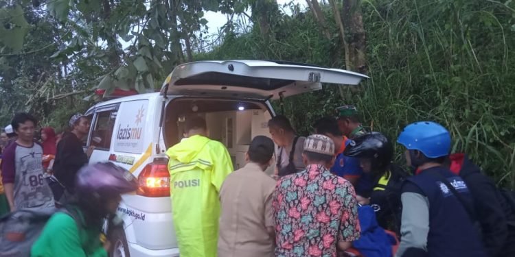 Polres Bondowoso, Polsek Grujukan evakuasi korban puting beliung