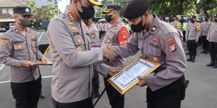 4 Anggota Polres Metro Tangerang Kota Terima Hadiah Dari Kapolrestro