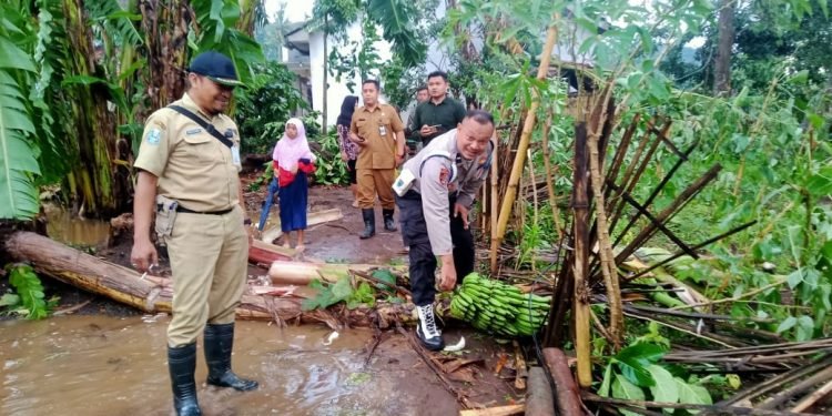 Polres Bondowoso membantu korban puting beliung