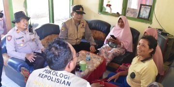 Team Konselor Polres Bondowoso melaksanakan Trauma Healing dan pendampingan psikologis korban bencana puting beliung di Bondowoso