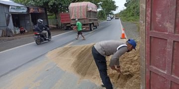 Peduli Terhadap Warga, Personil Posyan Ops Lilin Intan 2022 Tangani Korban Laka Tunggal