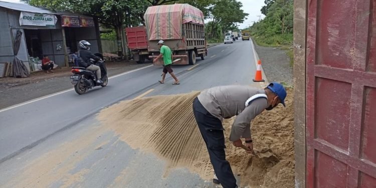 Peduli Terhadap Warga, Personil Posyan Ops Lilin Intan 2022 Tangani Korban Laka Tunggal