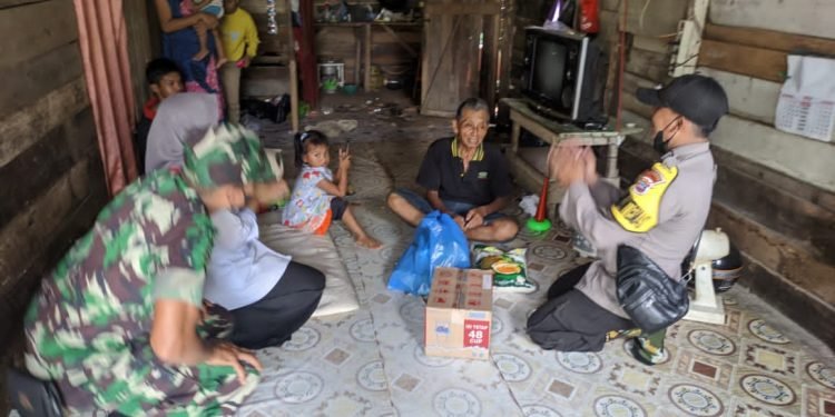 Polres Tanah Laut Buktikan Wujud Kekompakan TNI POLRI dengan Lakukan Baksos Bersama