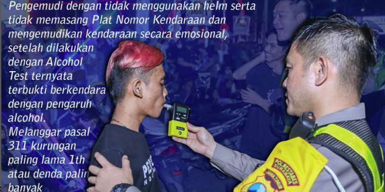 Kasat Lantas Polrestabes Surabaya Gunakan Alkohol Tes Untuk Cek Pengemudi Yang Sedang Mabuk