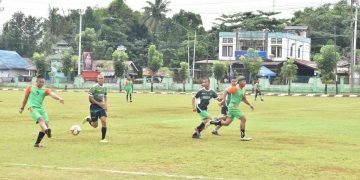 Kapolres Tanah Laut Beserta Ketua Bhayangkari Tanah Laut Ikuti Olahraga Bersama TNI Polri