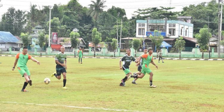 Kapolres Tanah Laut Beserta Ketua Bhayangkari Tanah Laut Ikuti Olahraga Bersama TNI Polri