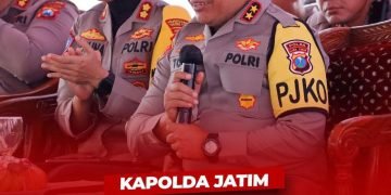 Kapolda Jatim Dengarkan Curhatan Warga Saat Laksanakan Program Jumat Curhat Di Polres Pelabuhan Tanjung Perak