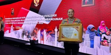 Hebat Kapolres Tanah Laut AKBP Rofikoh Yunianto, S.I.K Terima Penghargaan Pelayanan Publik Dengan Predikat A