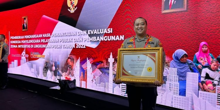 Hebat Kapolres Tanah Laut AKBP Rofikoh Yunianto, S.I.K Terima Penghargaan Pelayanan Publik Dengan Predikat A