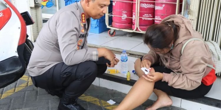 Kapolres Metro Tangerang Kota Turun Mobil Dinas Untuk Tolong Warga Yang Kecelakaan