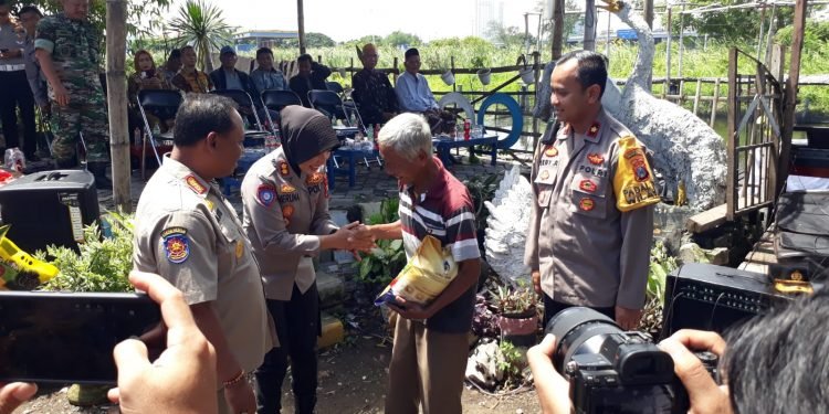 Kapolres Pelabuhan Tanjung Perak AKBP Herlina Pimpin Baksos Saat Jumat Curhat