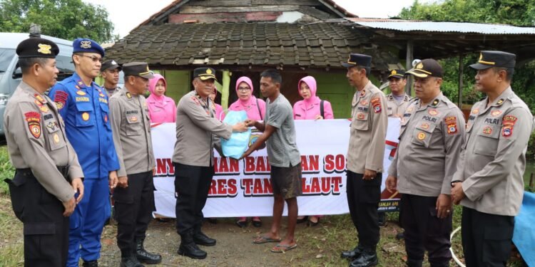 Bulan Ramadhan Polres Tanah Laut Dan Jajaran Serentak Bagikan Bantuan Sosial