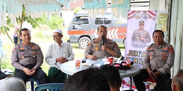 Jumat Curhat Berbagi, Kapolres Tanah Laut Perbaiki Pos Kamling Dan Bantu Kelengkapan Linmas