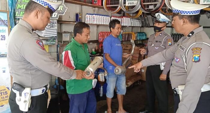 Sosialisasi Larangan Knalpot Brong, Satlantas Polres Kediri Kota Datangi Rumah Secara Door to Door
