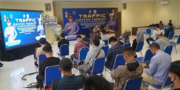 Satlantas Polrestabes Surabaya Gelar TRAFFIC HYPNO THERAPY Terhadap Pelanggar Lalu Lintas
