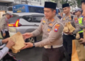 Momen Ramadhan, Sat Lantas Polrestabes Surabaya Berbagi Takjil Saat Berbuka Puasa