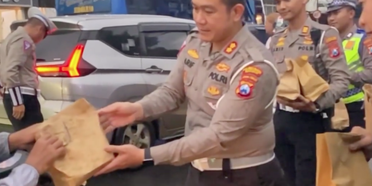 Momen Ramadhan, Sat Lantas Polrestabes Surabaya Berbagi Takjil Saat Berbuka Puasa