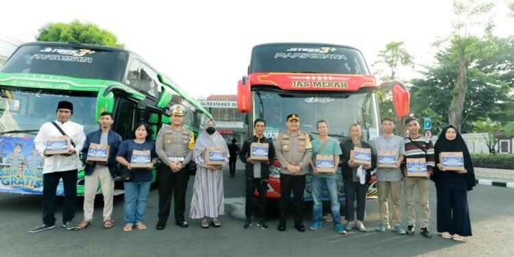 Kapolrestabes Surabaya Lepas Balik Mudik Gratis