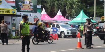 Hari ke 3 Lebaran Kapolres Kediri Kota Pantau Arus Balik di Simpang 4 Alon Alon Kota Kediri.