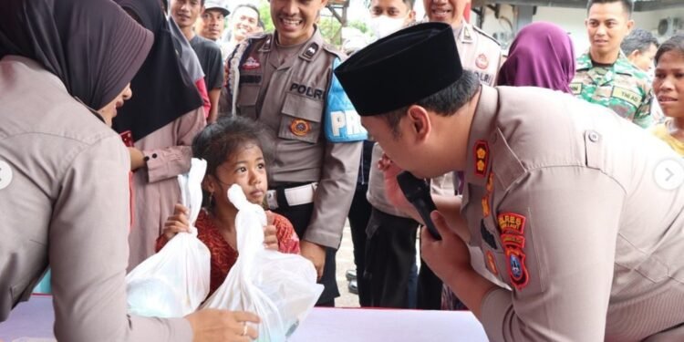 Kapolres Tanah Laut AKBP Rofikoh Yunianto, S.I.K. Pimpin Lansung Pasar Murah Untuk Warga