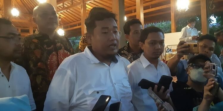 Silaturahmi Bersama Gibran di Solo, Relawan Jokowi Tegaskan Tunggu Arahan Presiden Jokowi Soal Capres