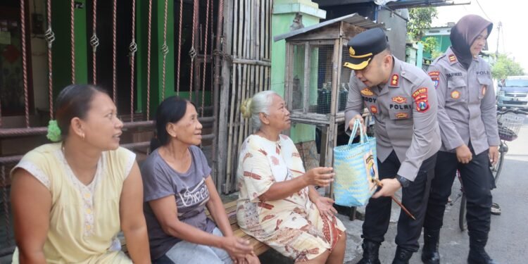 Door To Door, Polres Kediri Kota Salurkan Bantuan Sembako Untuk Warga Masyarakat