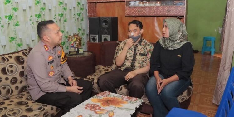 Kapolres Kediri Kota Jenguk Anggota Yang Sakit dan Berikan Motivasi