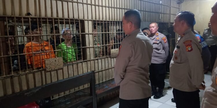 Kunjungan Kerja ke Mako Polsek Jatinegara, Kapolres Metro Jaktim Sapa Tahanan
