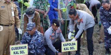 Kapolres Tanah Laut Dampingi Kapolda Kalsel Ikuti Program Penanaman Mangrove Nasional
