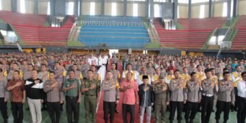 Polres Kediri Kota Terjunkan 618 Polisi RW, Menjadi Problem Solving Masyarakat di Tingkat RW KEDIRI KOTA – Polres Kediri Kota melaunching Pembentukan Polisi RW oleh Kapolres Kediri Kota AKBP Teddy Chandra, S.I.K., M.Si. Program ini dilakukan untuk memaksimalkan polisi di tiap RW, Jumat (19/05/2024) Dalam Launcing Polisi RW ini di hadiri oleh Forkopimda Kota Kediri, Forkopimda Kab Kediri, Ketua PCNU Kota Kediri serta 3 Pilar Kecamatan , 3 Pilar Kelurahan / Desa ,Kasat Kamling ketua Linmas se wilayah hukum Polres Kediri Kota. Dalam sambutanya AKBP Teddy mengucapkan terima kasih kepada seluruh komponen masyarakat, berdasarkan beberapa survie atas meningkatnya kepercayaan publik terhadap Polri. “Sebanyak 618 Pers yang diterjunkan mengawakinya, Progam Polisi RW ini di wilayah Kota 1 Polis satu RW sedang untuk di wilayah Kabupaten 1 Polisi bisa 2 sampai 3 Rw”, terang AKBP Teddy. Polisi RW merupakan program dari Bapak Kapolri yang mengedepankan tindakan Preemtif dan Preventif, diharapkan fungsi pencegahan dini lebih kita kedepankan sehingga tujuan mendekatkan diri dan meraih kepercayaan masyarakat dapat tercapai, terang AKBP Teddy. “Tugas Polisi RW nantinya untuk mencatat,mendengar dan mencarikan solusi terkait permasalahan yang ada di masyarkat” kata AKBP Teddy. Apabila ada masalah sosial diharapkan tak meluas hingga ke atas tetapi bisa diselesaikan cukup di RT/RW. Selain itu, Polisi RW ini bisa membantu percepatan informasi dan solusi jika terjadi permasalahan. Kapolres Kediri Kota AKBP Teddy Chandra mengatakan, harapan dari terbentuknya Polisi RW ini, bisa benar-benar hadir di tengah masyarakat. “Kita ikatkan keharmonisan dan kedekatan kita dengan masyarakat. Pastikan kehadiran polisi bisa menjadi problem solving masyarakat di tingkat RW,” katanya. Seperti halnya di program Polisi RW anggota yang bertugas setiap permasalahan sosial jangan dibiarkan, bila perlu datangi rumahnya. Jika kepatuhan masyakarat terhadap orang tuanya tinggi, maka potensi kerawanan aksi kriminalitas dan kerawanan sosial akan bisa di reduksi. “Jika sudah seperti itu maka tugas kita akan semakin ringan. Tidak perlu kita beratus-ratus orang patroli,”kata Kapolres Kediri Kota. Karena menurutnya, kesadaran masyarakat sudah tinggi. Dan itu semua adalah tugas Polisi RW untuk memberikan edukasi dan asesmen terhadap setiap permasalahan di setiap RW. Menurut Teddy tidak ada bedanya dengan tugas Polisi sehari-hari. Bangun kolaborasi, bangun Komunikasi, bangun Sinergi dan bangun kehangatan bersama masyarakat. “Bahwa kita menjadi bagian di dalam RW tersebut. Jika mengandalkan Bhabinkamtibmas yang membawahi setiap kelurahan, tidak akan tercover secara keseluruhan.Karena kita butuh kesegeraan. Masyarakat sudah menunggu aksi kita, menunggu langkah nyata kita,” imbuhnya. Dalam program ini tidak hanya melibatkan Bhabinkamtibmas namun semua Polisi, baik dari fungsi Samapta, Lalu Lintas serta Reserse Kriminal serta Intelijaen untuk diterjunkan menjadi Polisi RW diharapkan dengan cepat merespon dan mencarikan solusi apa yg menjadi permasalahan di masyarakat,” pungkasnya. (hms)