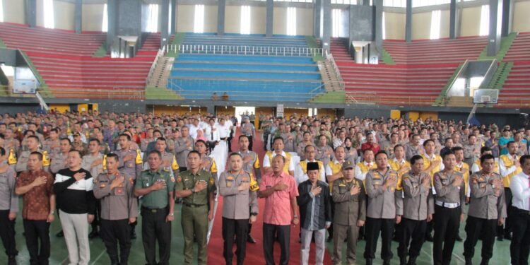 Polres Kediri Kota Terjunkan 618 Polisi RW, Menjadi Problem Solving Masyarakat di Tingkat RW KEDIRI KOTA – Polres Kediri Kota melaunching Pembentukan Polisi RW oleh Kapolres Kediri Kota AKBP Teddy Chandra, S.I.K., M.Si. Program ini dilakukan untuk memaksimalkan polisi di tiap RW, Jumat (19/05/2024) Dalam Launcing Polisi RW ini di hadiri oleh Forkopimda Kota Kediri, Forkopimda Kab Kediri, Ketua PCNU Kota Kediri serta 3 Pilar Kecamatan , 3 Pilar Kelurahan / Desa ,Kasat Kamling ketua Linmas se wilayah hukum Polres Kediri Kota. Dalam sambutanya AKBP Teddy mengucapkan terima kasih kepada seluruh komponen masyarakat, berdasarkan beberapa survie atas meningkatnya kepercayaan publik terhadap Polri. “Sebanyak 618 Pers yang diterjunkan mengawakinya, Progam Polisi RW ini di wilayah Kota 1 Polis satu RW sedang untuk di wilayah Kabupaten 1 Polisi bisa 2 sampai 3 Rw”, terang AKBP Teddy. Polisi RW merupakan program dari Bapak Kapolri yang mengedepankan tindakan Preemtif dan Preventif, diharapkan fungsi pencegahan dini lebih kita kedepankan sehingga tujuan mendekatkan diri dan meraih kepercayaan masyarakat dapat tercapai, terang AKBP Teddy. “Tugas Polisi RW nantinya untuk mencatat,mendengar dan mencarikan solusi terkait permasalahan yang ada di masyarkat” kata AKBP Teddy. Apabila ada masalah sosial diharapkan tak meluas hingga ke atas tetapi bisa diselesaikan cukup di RT/RW. Selain itu, Polisi RW ini bisa membantu percepatan informasi dan solusi jika terjadi permasalahan. Kapolres Kediri Kota AKBP Teddy Chandra mengatakan, harapan dari terbentuknya Polisi RW ini, bisa benar-benar hadir di tengah masyarakat. “Kita ikatkan keharmonisan dan kedekatan kita dengan masyarakat. Pastikan kehadiran polisi bisa menjadi problem solving masyarakat di tingkat RW,” katanya. Seperti halnya di program Polisi RW anggota yang bertugas setiap permasalahan sosial jangan dibiarkan, bila perlu datangi rumahnya. Jika kepatuhan masyakarat terhadap orang tuanya tinggi, maka potensi kerawanan aksi kriminalitas dan kerawanan sosial akan bisa di reduksi. “Jika sudah seperti itu maka tugas kita akan semakin ringan. Tidak perlu kita beratus-ratus orang patroli,”kata Kapolres Kediri Kota. Karena menurutnya, kesadaran masyarakat sudah tinggi. Dan itu semua adalah tugas Polisi RW untuk memberikan edukasi dan asesmen terhadap setiap permasalahan di setiap RW. Menurut Teddy tidak ada bedanya dengan tugas Polisi sehari-hari. Bangun kolaborasi, bangun Komunikasi, bangun Sinergi dan bangun kehangatan bersama masyarakat. “Bahwa kita menjadi bagian di dalam RW tersebut. Jika mengandalkan Bhabinkamtibmas yang membawahi setiap kelurahan, tidak akan tercover secara keseluruhan.Karena kita butuh kesegeraan. Masyarakat sudah menunggu aksi kita, menunggu langkah nyata kita,” imbuhnya. Dalam program ini tidak hanya melibatkan Bhabinkamtibmas namun semua Polisi, baik dari fungsi Samapta, Lalu Lintas serta Reserse Kriminal serta Intelijaen untuk diterjunkan menjadi Polisi RW diharapkan dengan cepat merespon dan mencarikan solusi apa yg menjadi permasalahan di masyarakat,” pungkasnya. (hms)