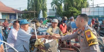 Dekat Dengan Warga Masyarakat, Kapolres Kediri Kota AKBP Teddy Chandra Sarapan Bareng Abang-abang Becak