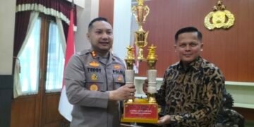 Kapolres Kediri Kota Serahkan Lansung Piala Juara Lomba Satkamling